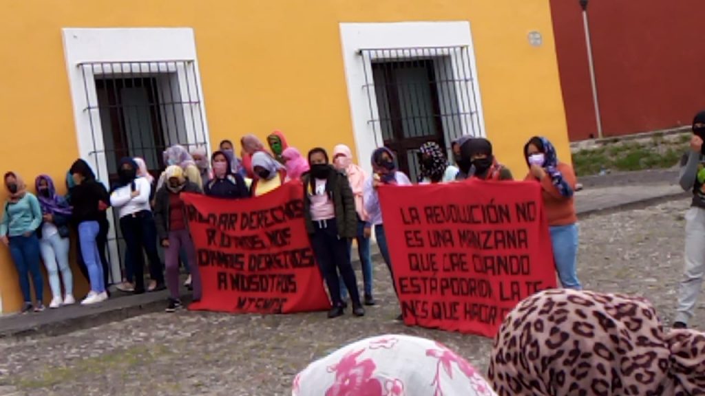 Video desde Puebla: Hasta con grupo de choque, normalistas de Teteles se manifiestan en Casa Aguayo