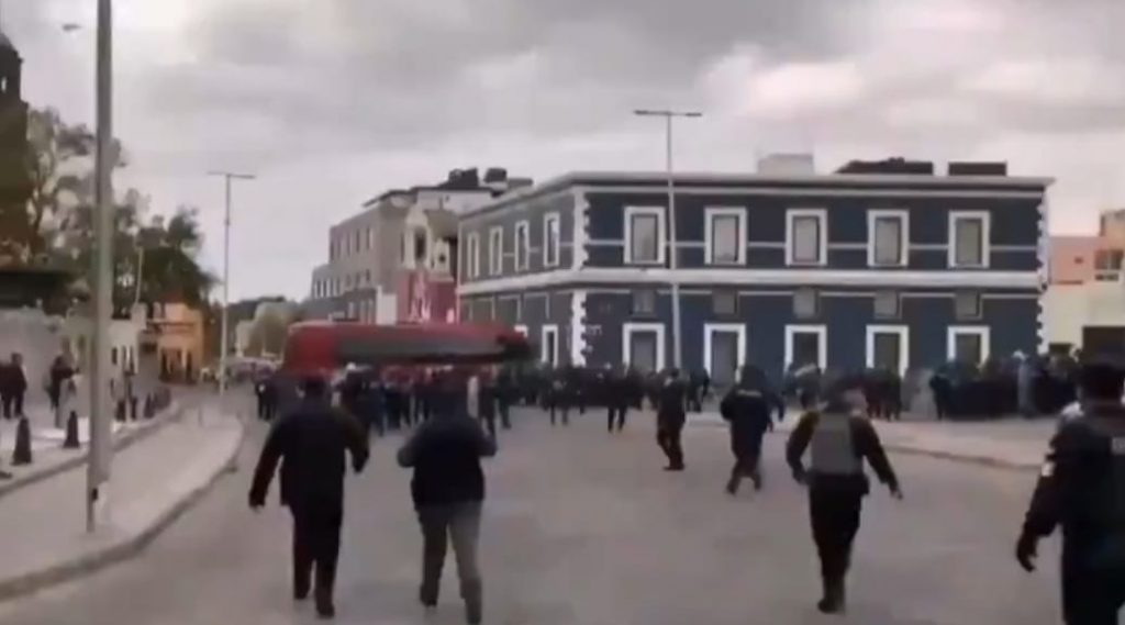 Video desde Puebla: Acusa gobierno estatal que grupos de choque que llegaron con normalistas realizaron actos violentos en Casa Aguayo