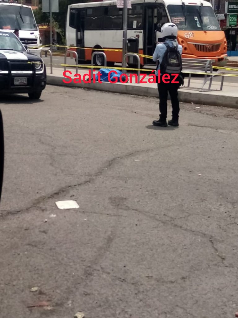 Video desde Puebla: Muere hombre en situacion de calle en el mercado Morelos