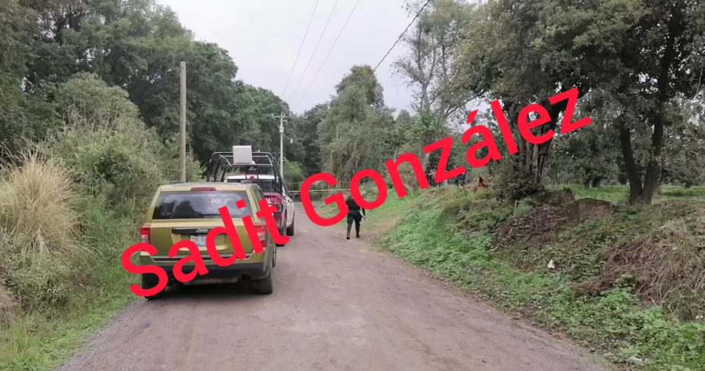 Tiran cadáver envuelto con lona de propaganda política en San Salvador el Verde