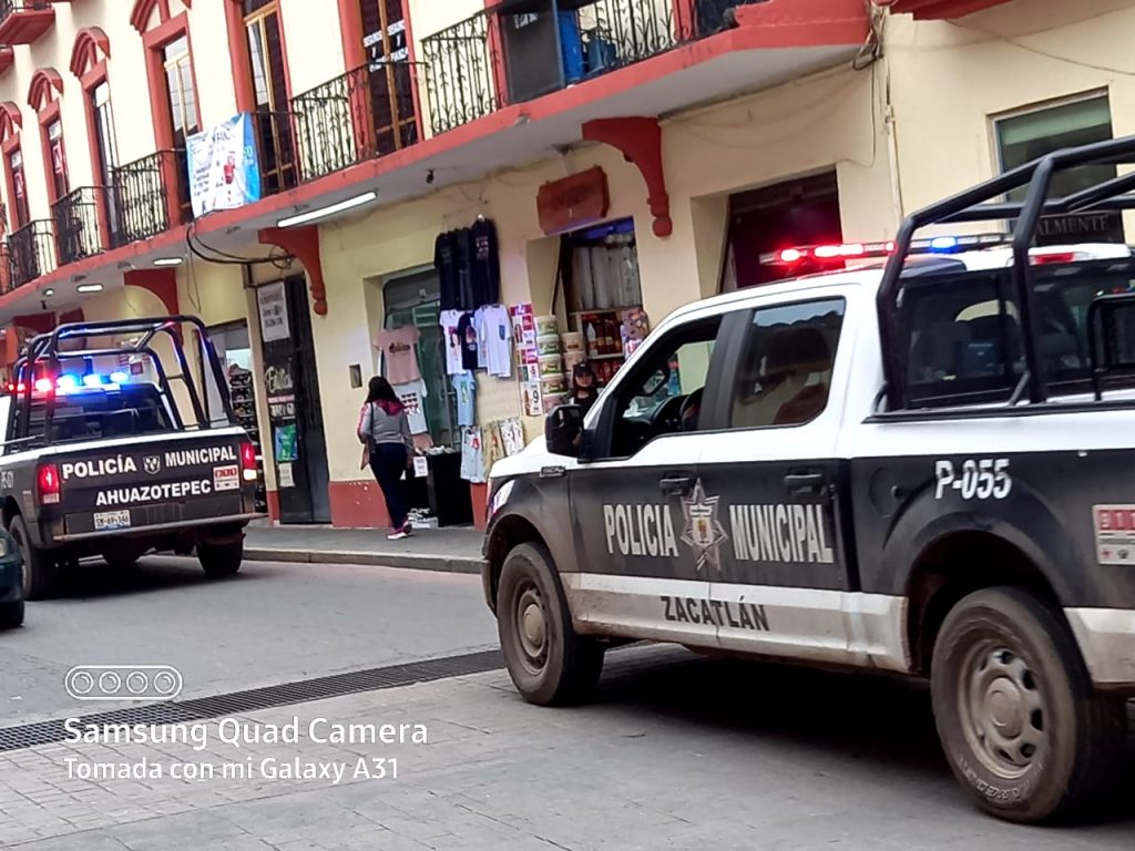 Mientras Ahuazotepec se cae a pedazos por delincuencia e ingobernabilidad, su patrulla se pasea en otros municipios