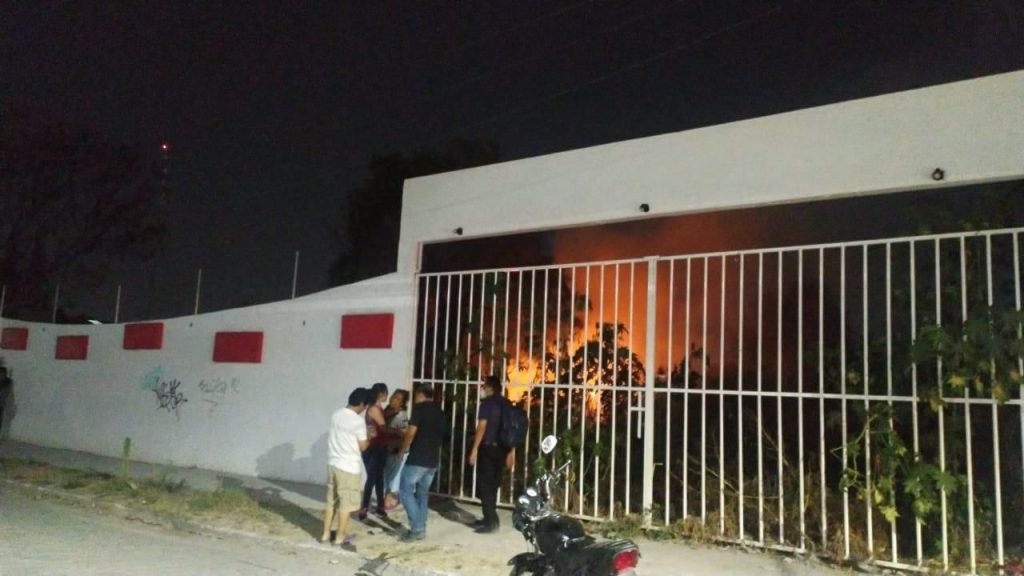 Video desde Puebla: Lanzan bomba a la casa del candidato René López Cárdenas en Tehuacán