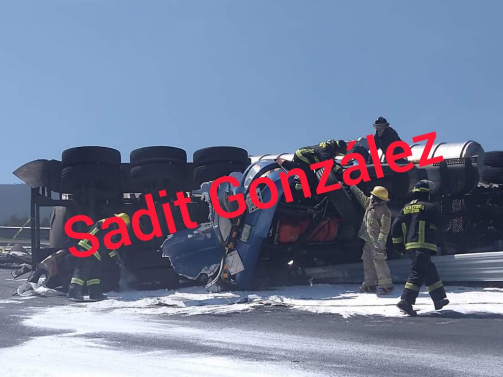 Vuelca pipa en la Puebla-Orizaba y deja al conductor muerto