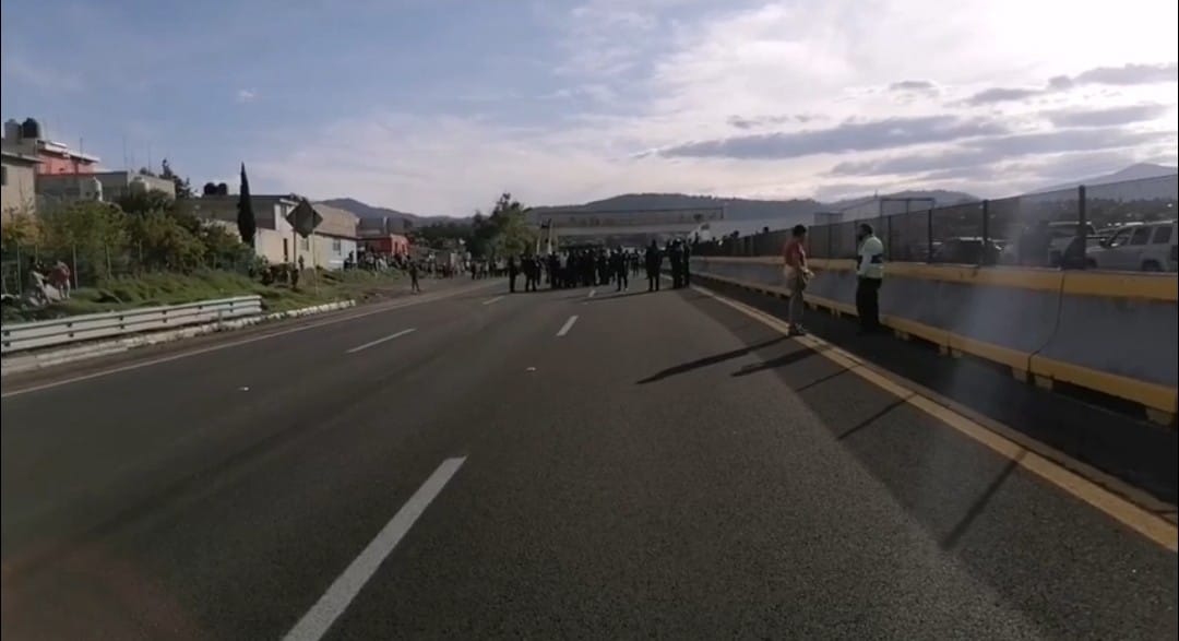 Video desde Puebla: Policías estatales antes de desalojar a vecinos de Tlahuapan inconformes con el resultado de la elección
