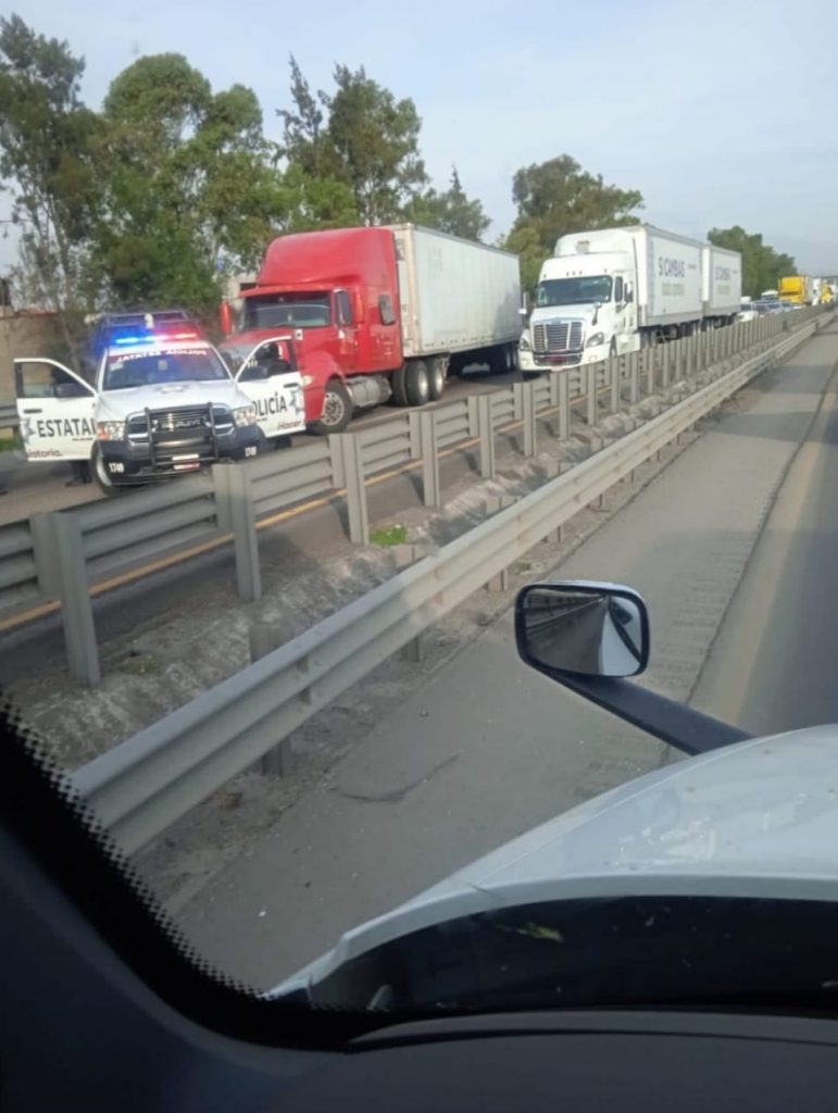 Tras persecución, policías estatales capturan a ladrón de tráiler en la Puebla-Córdoba
