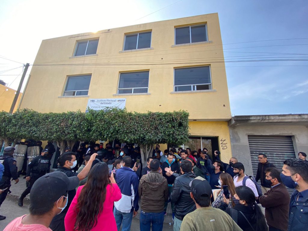 Fotonota: Acusan a Antorcha Campesina de no permitir el conteo de votos en el distrito de Atlixco