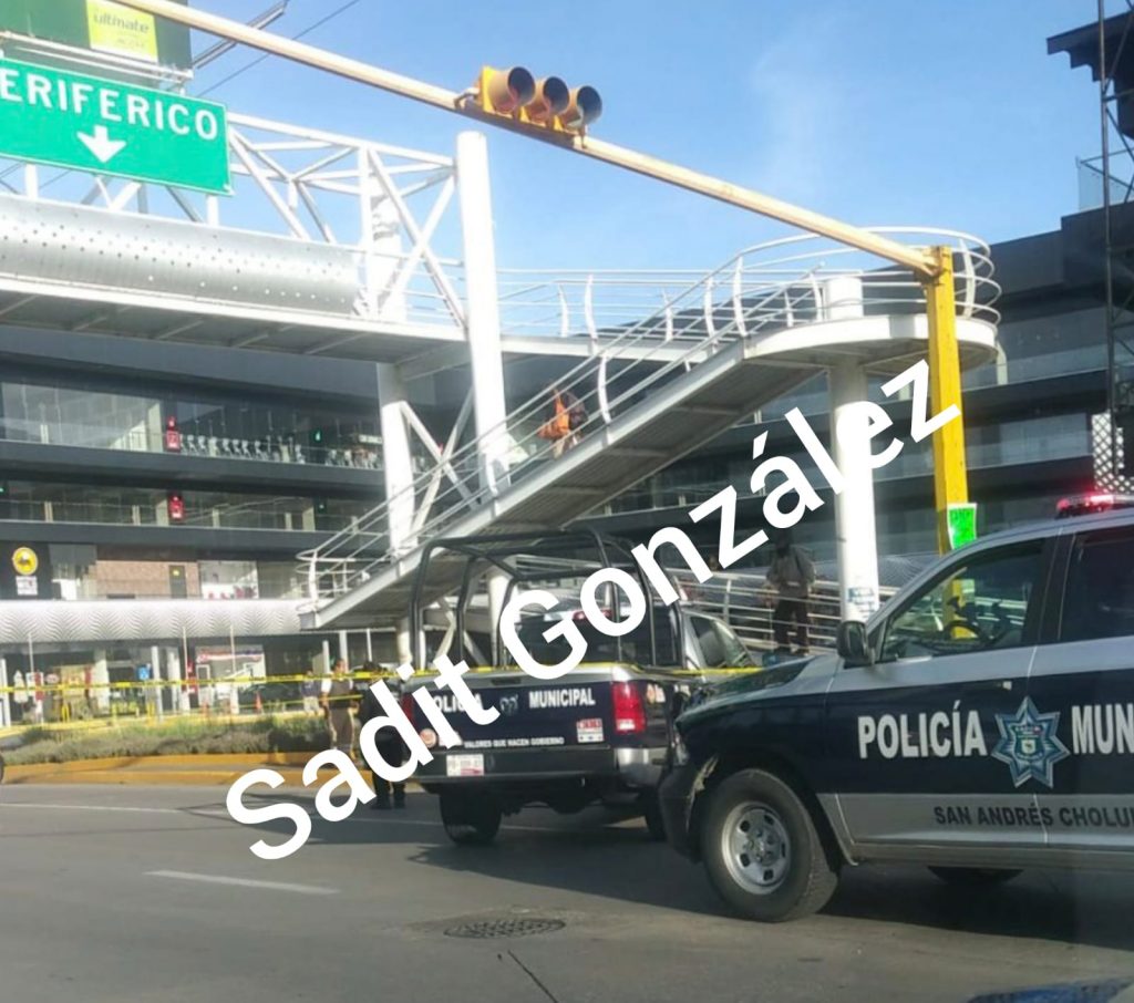 Hombre de la tercera edad se arroja de puente y muere en la Atlixcáyotl