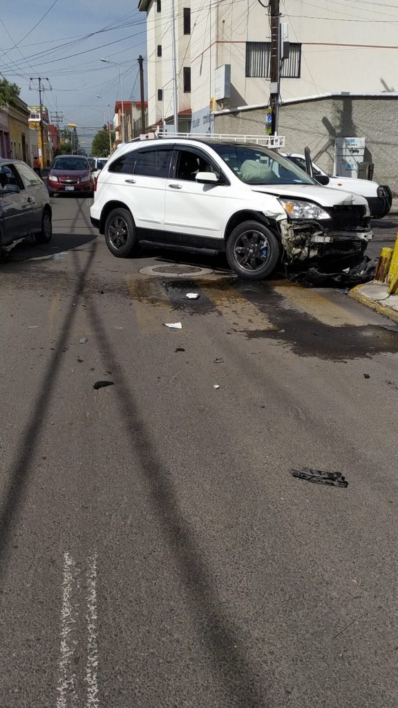 Aparatoso choque deja 3 lesionados en el barrio de Santiago