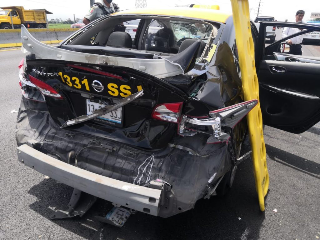 Camión arrastra 100 metros a taxi cuyo conductor sale ileso en la México-Puebla