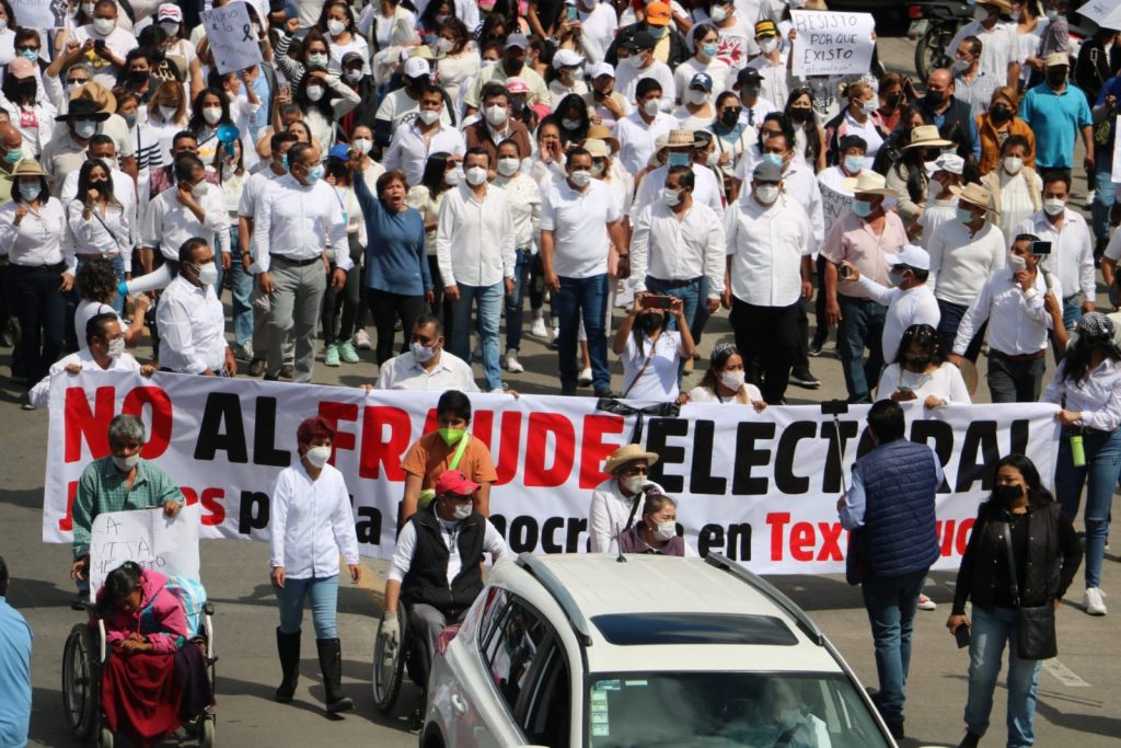 Multitudinaria marcha de repudio a Norma Layón en Texmelucan