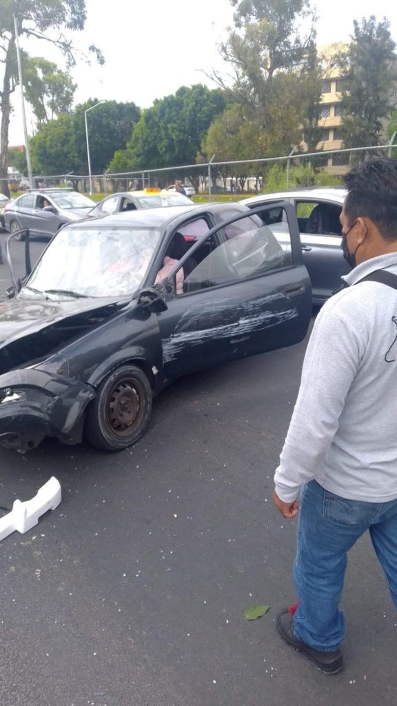 Aparatoso accidente en el puente de México; sin lesionados