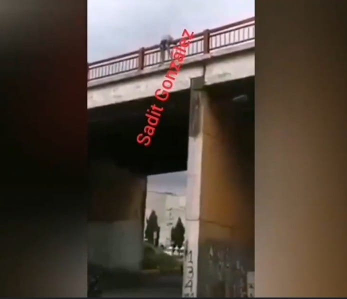 Video desde Puebla: Mujer de 31 años intenta tirarse del puente que va a Moyotzingo