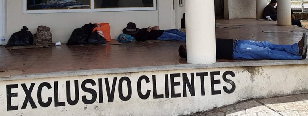 Fotonota: Familiares de internados en el Hospital General de Huauchinango duermen en el piso