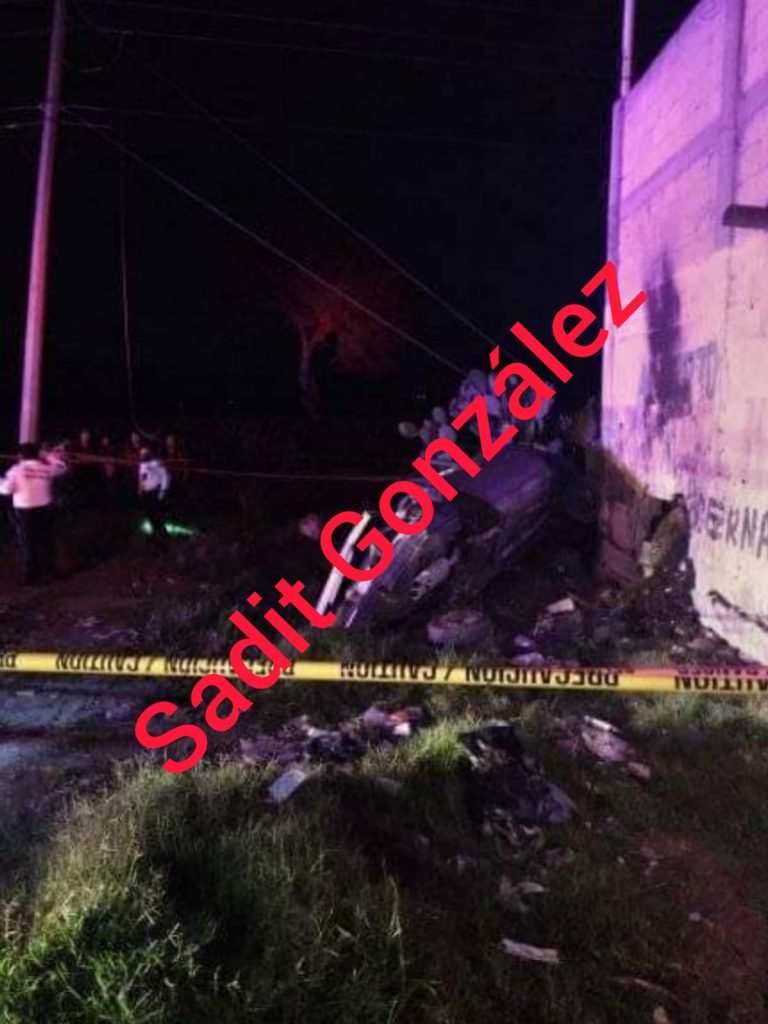 Un herido y dos muertos en volcadura en Tlacotepec de Benito Juárez.