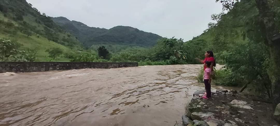 Alertan por creciente en río de Tlaola