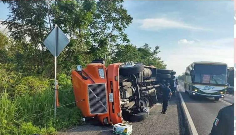 Volcadura sobre la carretera federal México-Tuxpan deja tres heridos