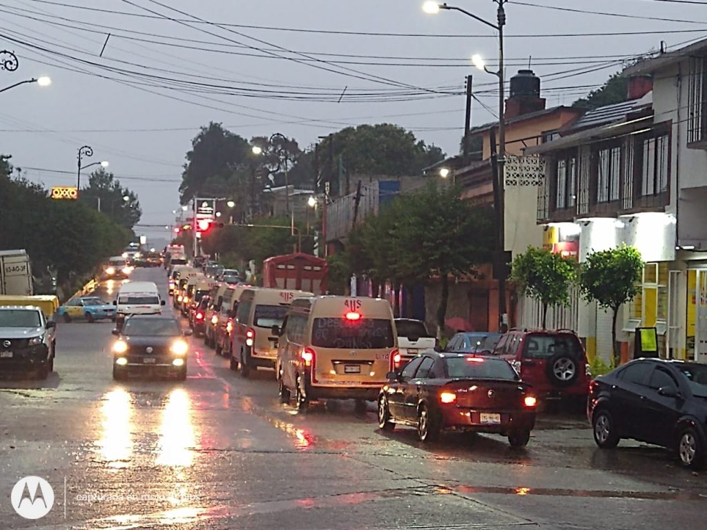Video desde Puebla: En Huauchinango transportistas protestan por el homicidio de su compañero Alberto y exigen seguridad