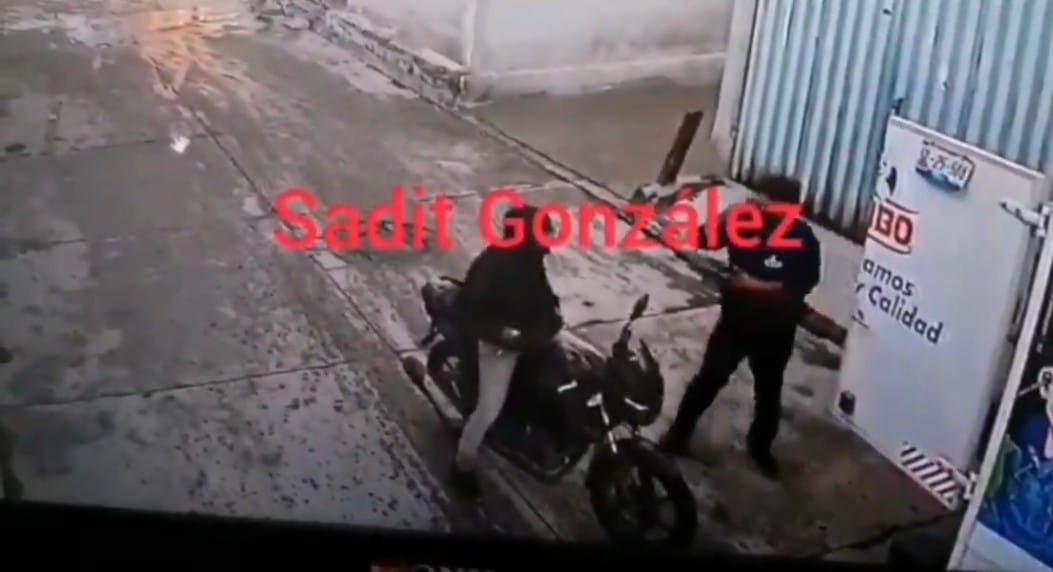 Video desde Puebla: Sujeto en moto y con arma en mano asalta a repartidor de Bimbo en Texmelucan