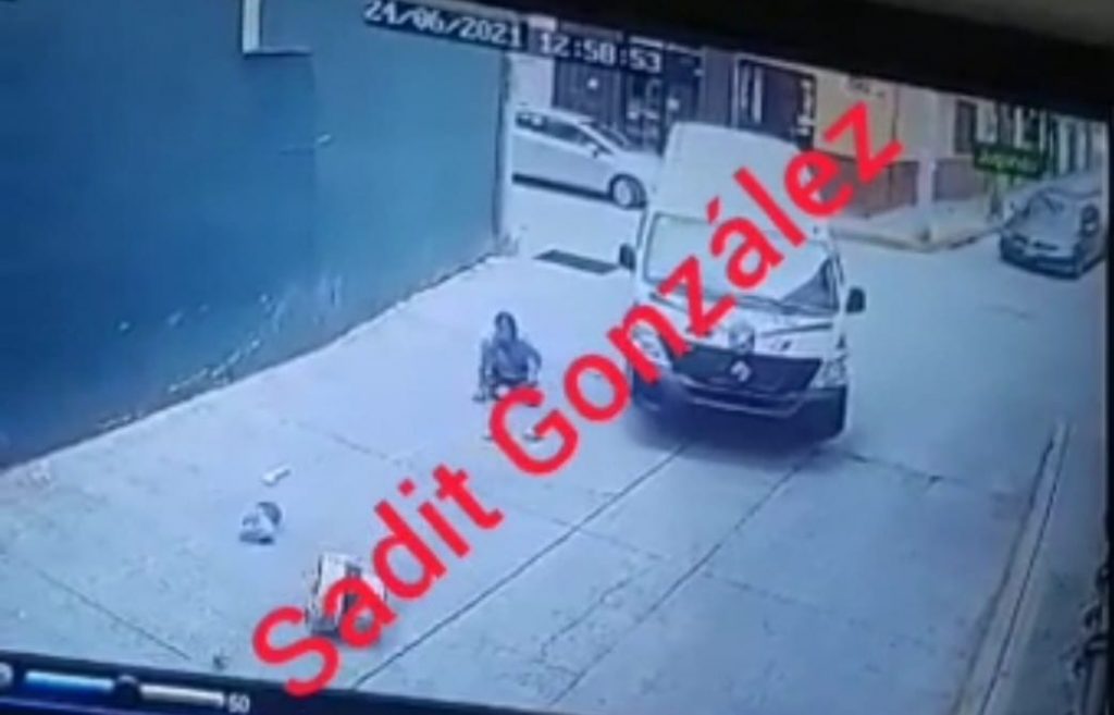 Video desde Puebla: Conductor de combi de Teziutlán atropella a mujer