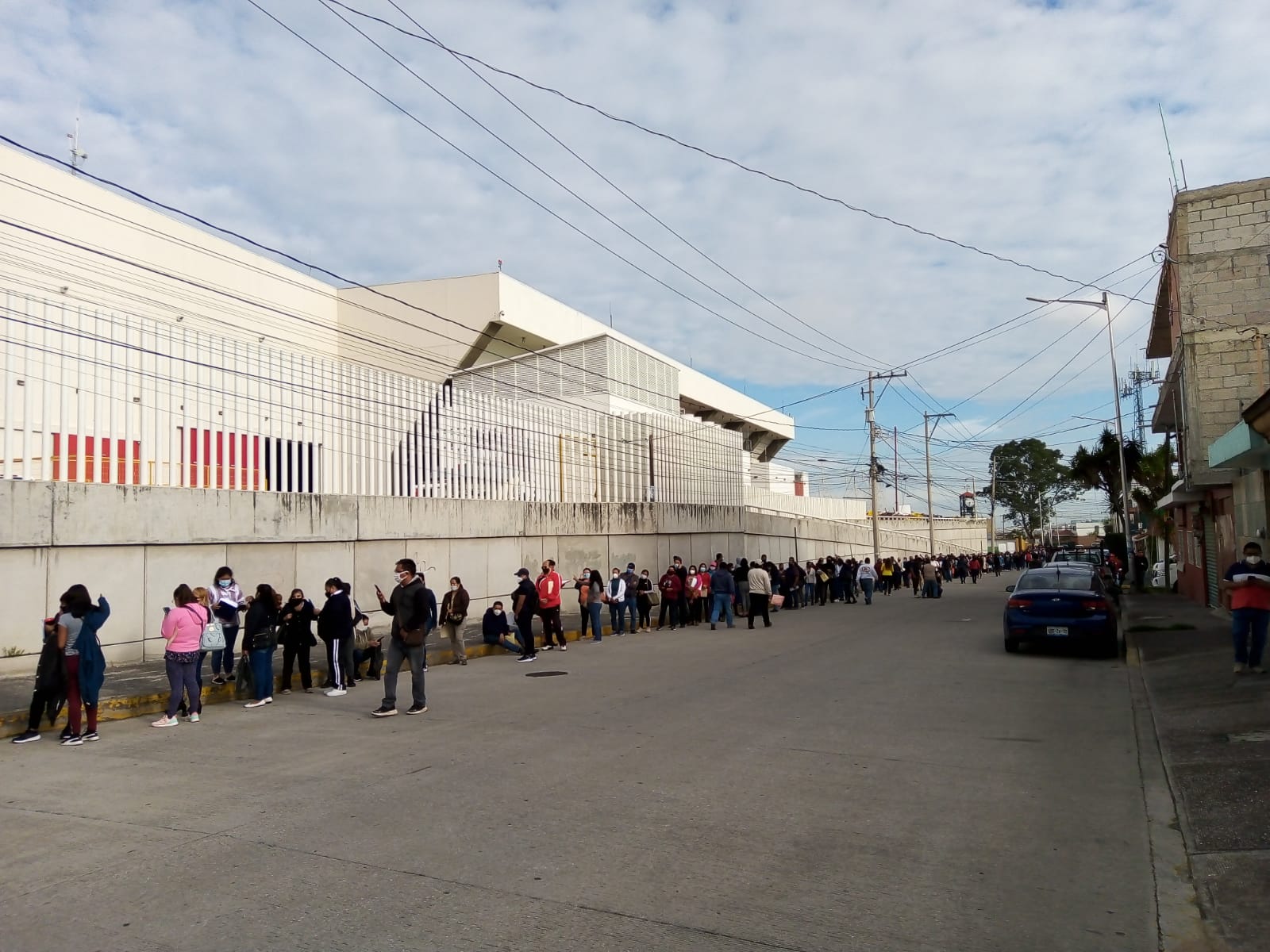 Video desde Puebla: Largas filas para vacunarse en el Centro Expositor