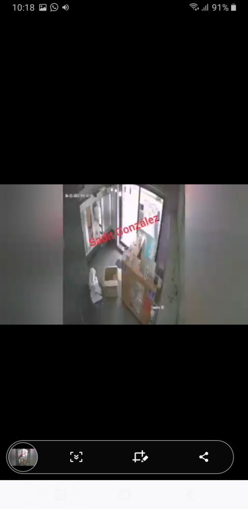 Video desde Puebla: Captan a ladrón que se lleva un celular en Tehuacán