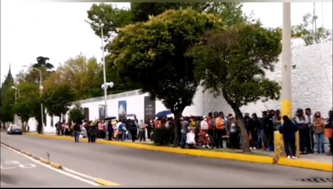Video desde Puebla: Largas filas para entrar al Panteón Municipal