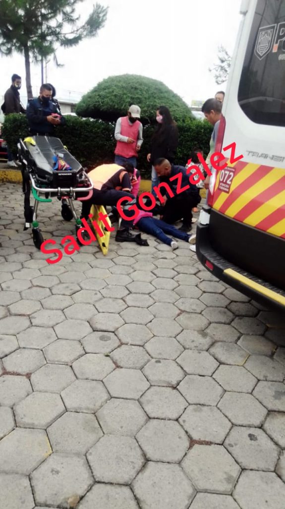 Conductor de Chevy atropella a menor en la federal a Tehuacán y testigos frenan su huida