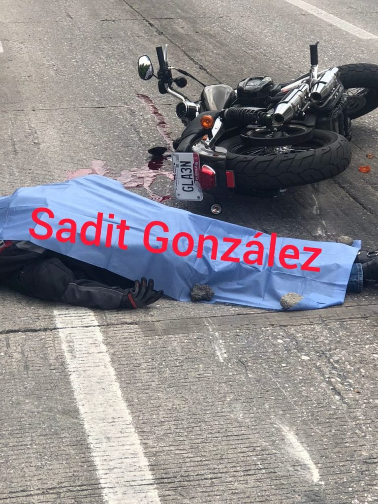 Motociclista muere impactado atrás de un camión en Galerías Serdán