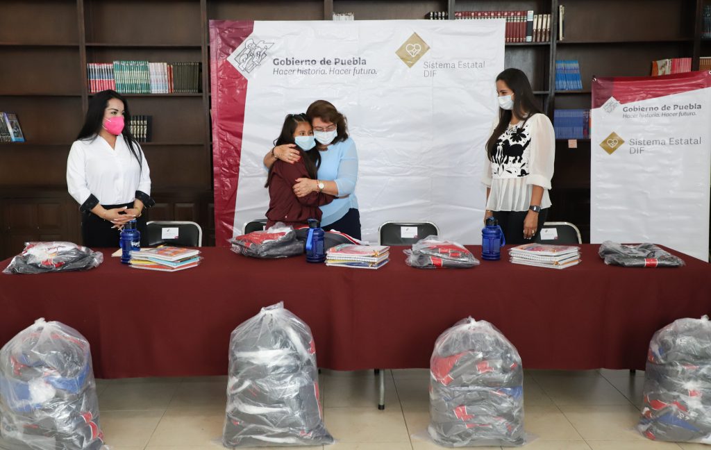 Otorga SEDIF uniformes, paquetes escolares y kits anticovid en casas de Ángeles y del Adolescente