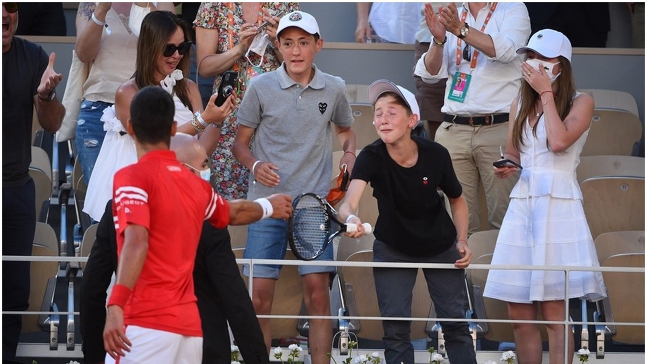 Djokovic regala raqueta a niño mexicano tras ganar Roland Garros