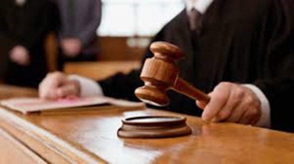 Acusan a juez corrupto de liberar a dos presuntos violadores