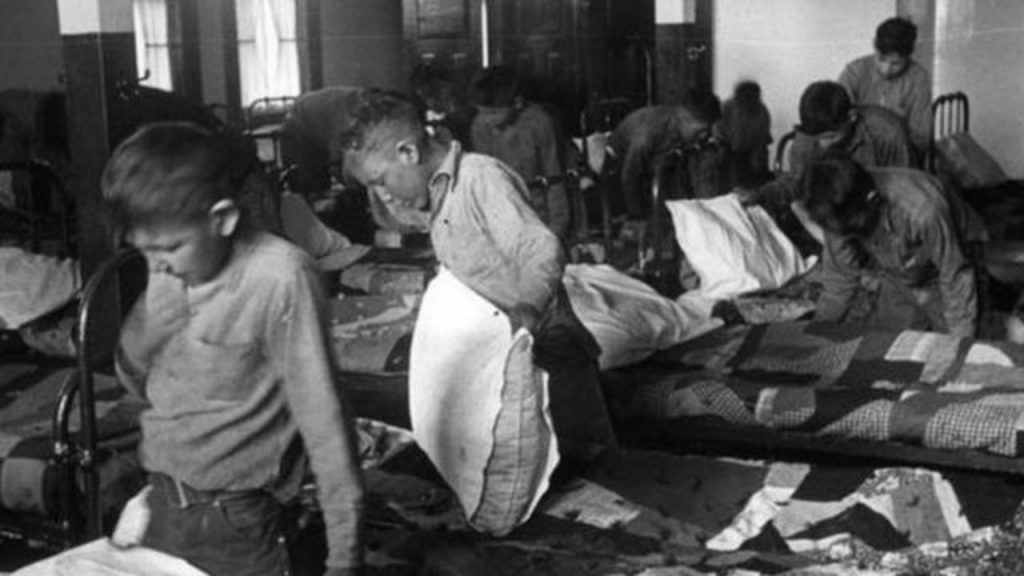 Canadá y la Iglesia deben investigar la fosa común encontrada en un internado para niños indígenas, señalan expertos