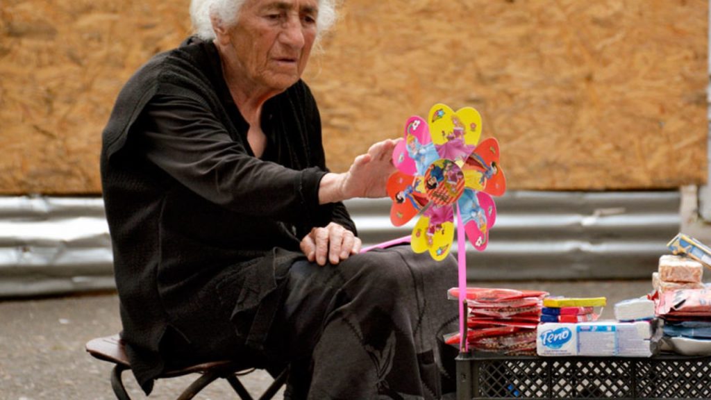 Los ancianos sufren más violencia y abandono durante la pandemia de COVID-19, advierte experta