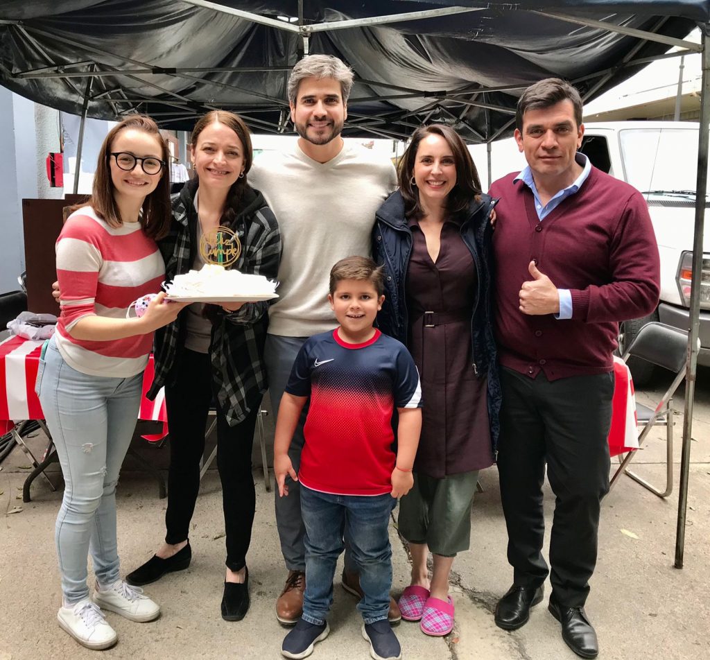 Elenco y producción de “S. O. S. Me estoy enamorando” festeja cumpleaños a la actriz Lourdes Reyes