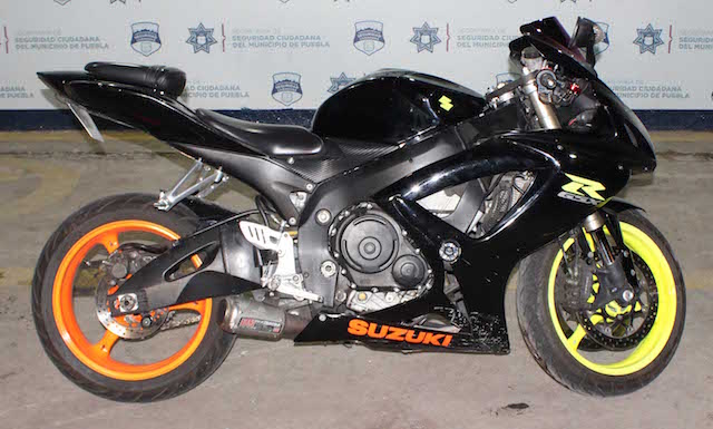 Recuperó policía municipal de Puebla una motocicleta robada; dos adolescentes fueron detenidos