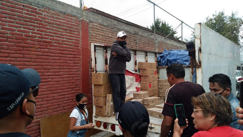 Alejandro Carvajal mostró mediante un video la prueba de cómo la oposición repartió leches en la Col. Bosques de San Sebastián