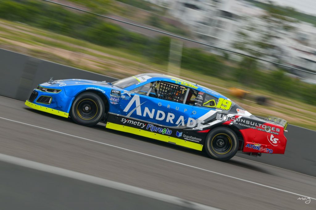 Corredores se preparan para la Nascar Peak en Puebla