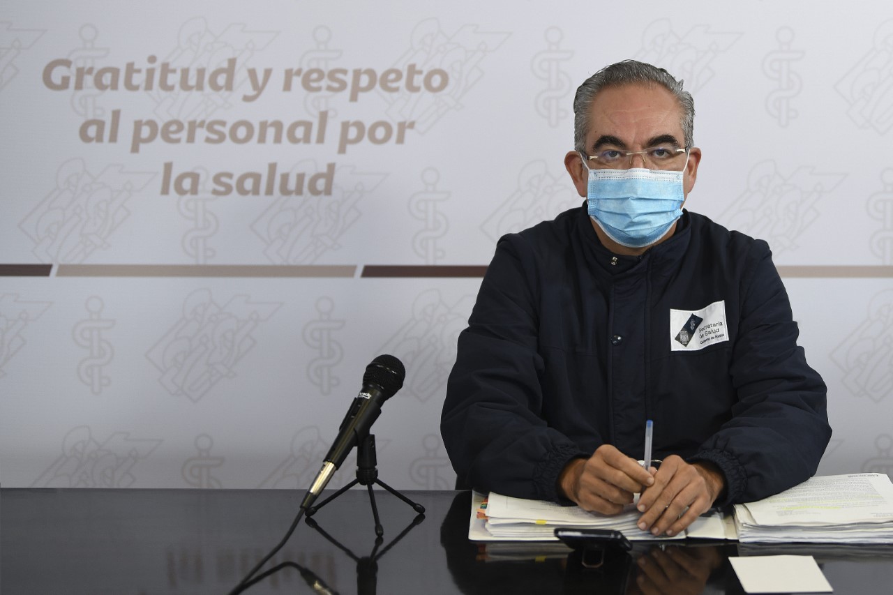 Tres pacientes con respiración mecánica y 45 internados por Covid en Puebla, indicó Martínez García