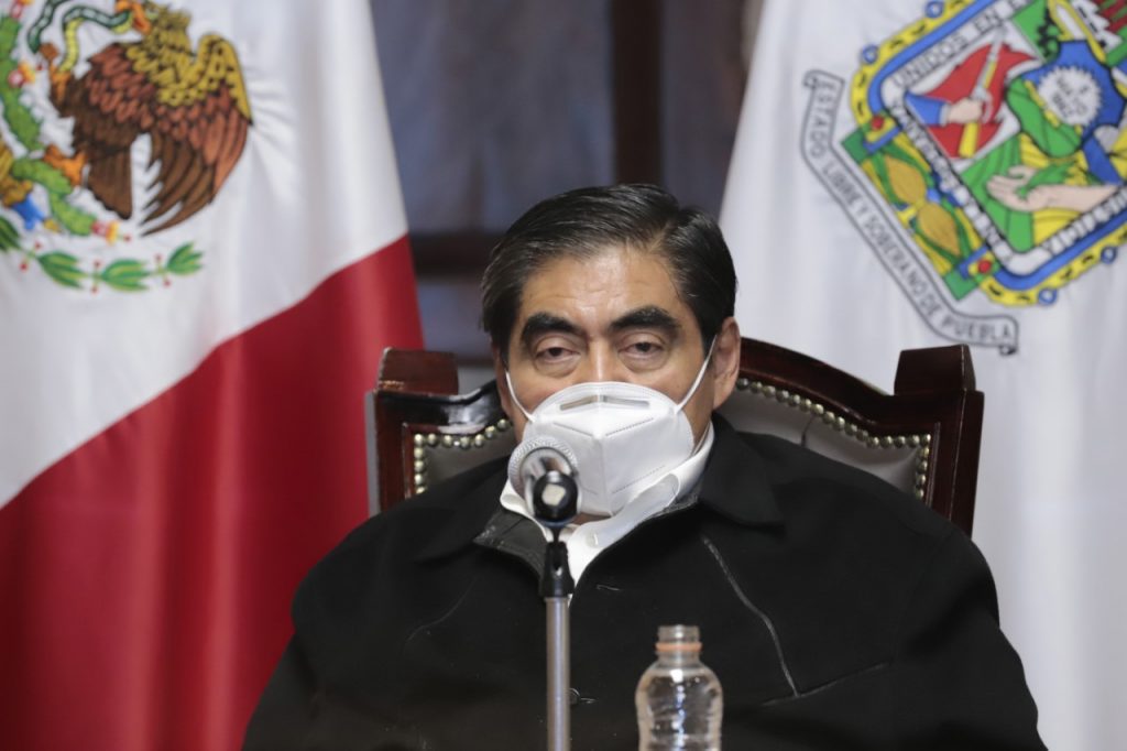 Lo que el gobierno de AMLO intenta es una sociedad más equitativa, subrayó Miguel Barbosa