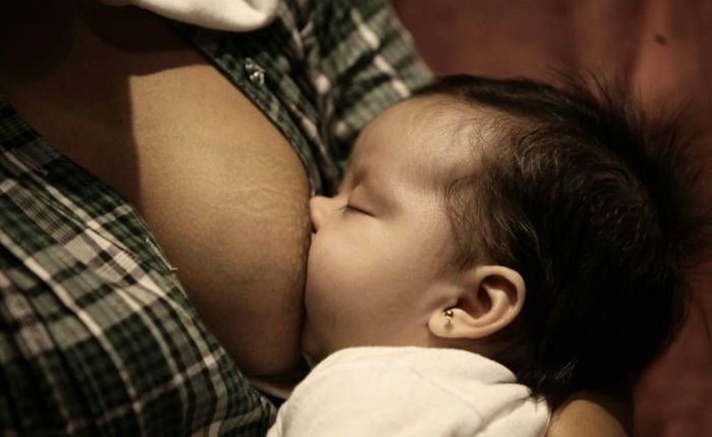 Busca congreso tipificar como actos de discriminación las críticas a una mujer que amamante a su bebé en espacios públicos