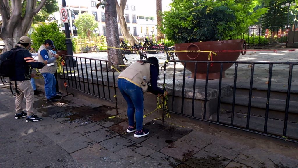Video desde Puebla: Con vallas metálicas, evita el ayuntamiento que la gente se siente en las orillas del zócalo