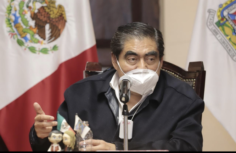 Video desde Puebla: Gobernador Barbosa mostró los papeles que demuestran que el IPN elaboró el estudio del socavón