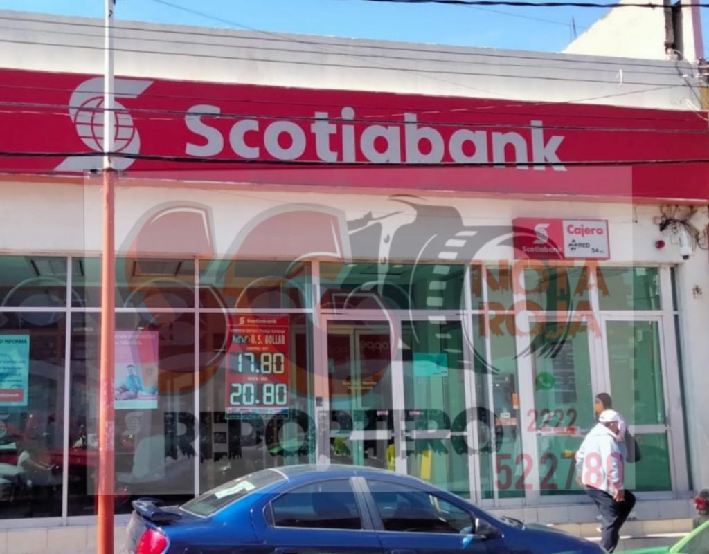 A punta de pistola dos sujetos asaltan banco en pleno centro de Texmelucan.