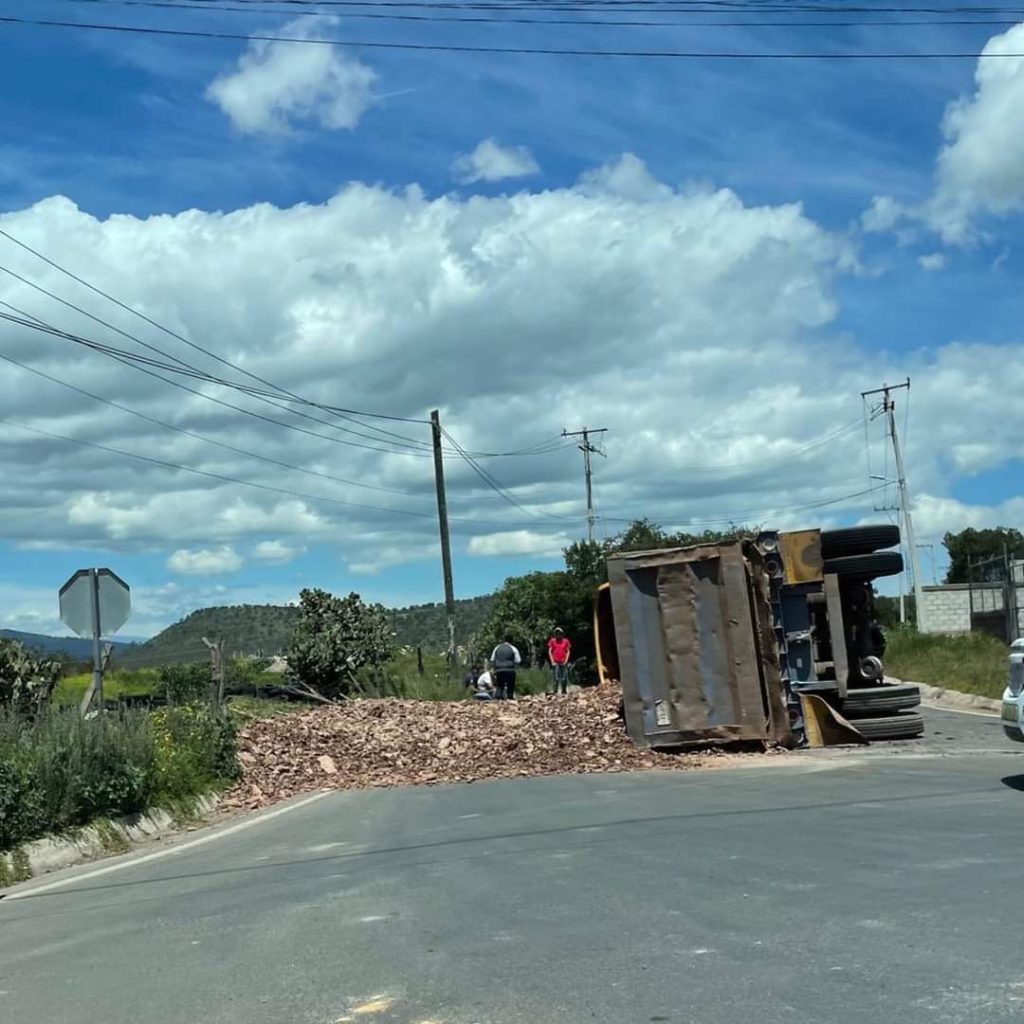 Este jueves un tráiler cargado de tierra protagonizó una aparatosa volcadura cuando circulaba sobre la carretera federal Chignahuapan-Tlaxco.