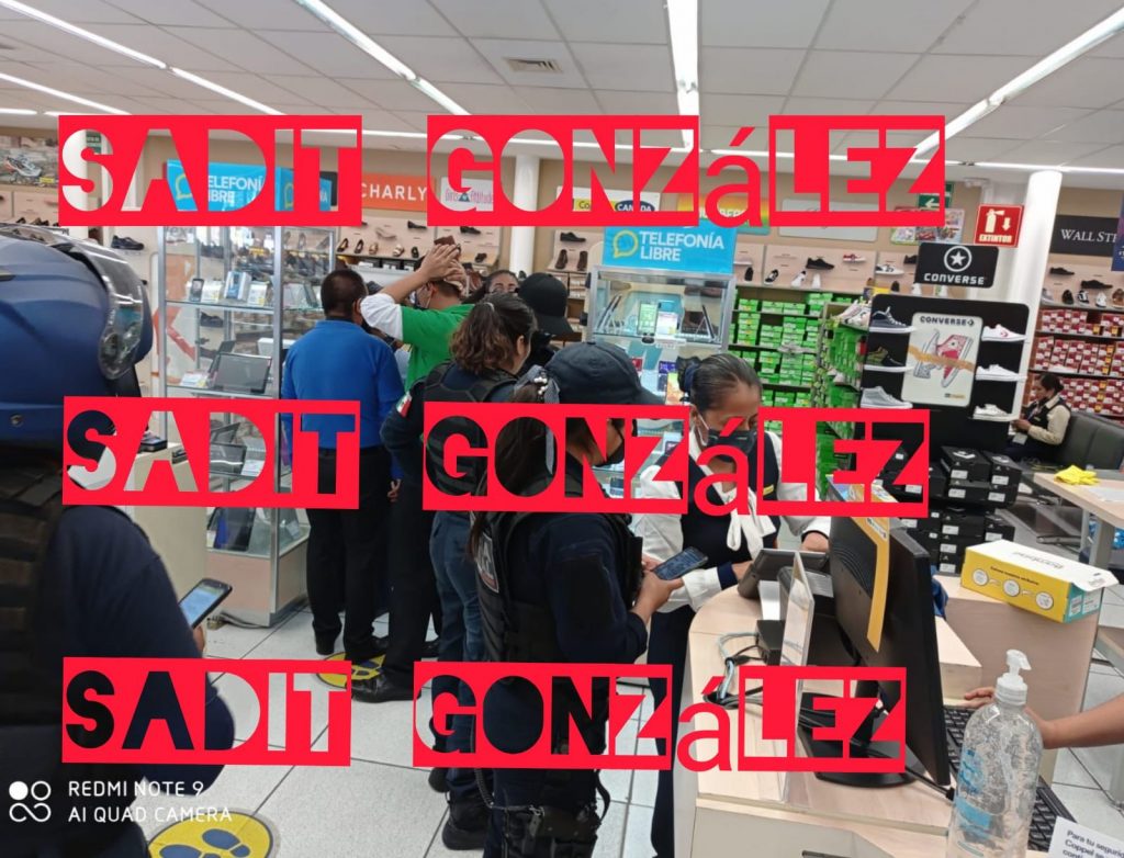 Pareja armada asalta Coppel de Santa Margarita.