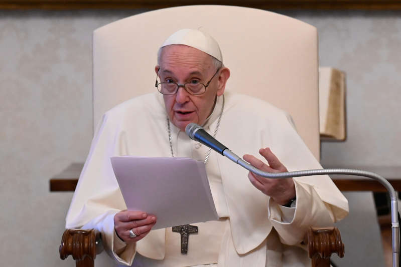 El Papa Francisco permanecerá en el hospital unos días más, dice el Vaticano