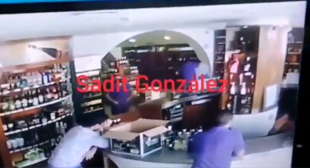 Video desde Puebla: Graban asalto a mano armada a una tienda de licores en Texmelucan