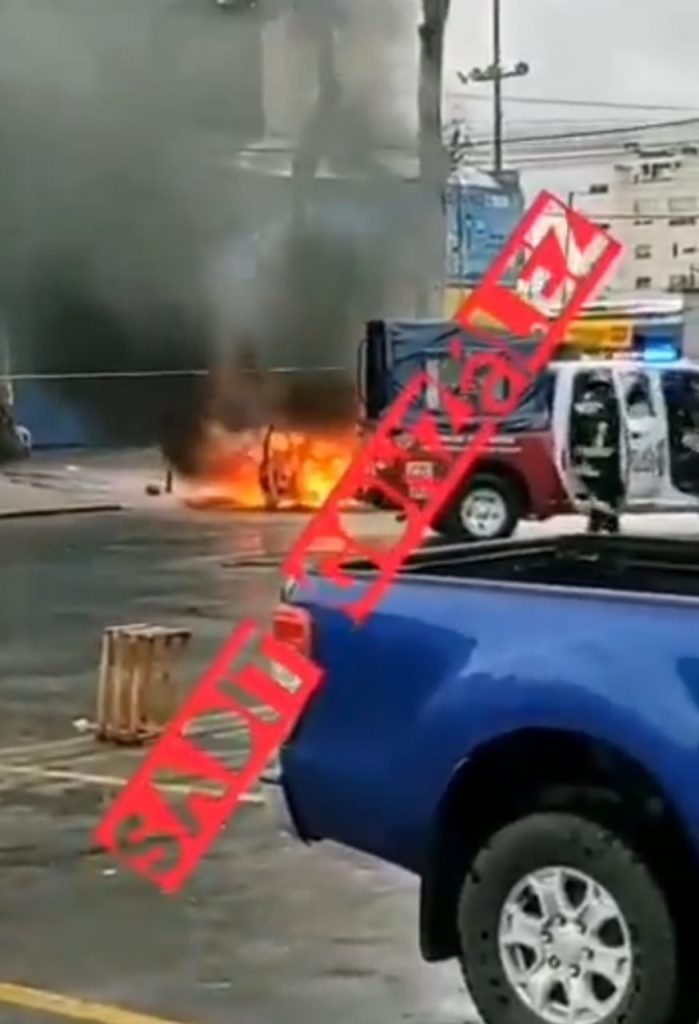 Video desde Puebla: Arde vehículo en la Central de Abastos y causa pánico