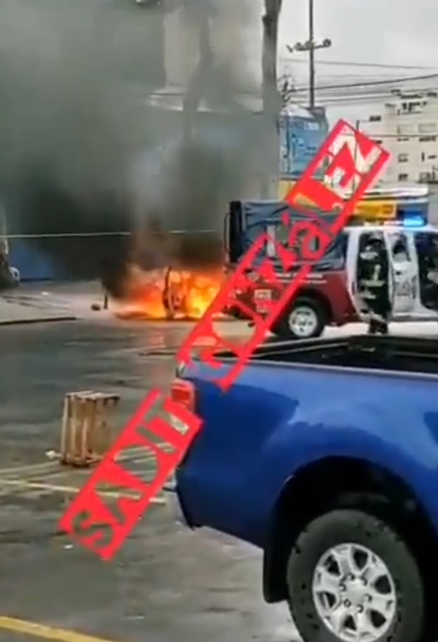 Video desde Puebla: Arde vehículo en la Central de Abastos y causa pánico