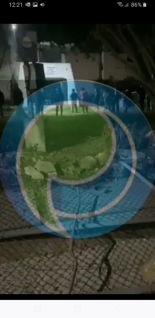 Video desde Puebla: En Acatzingo vecinos apedrean casa de hombre al que acusan de tener retenida a jovencita